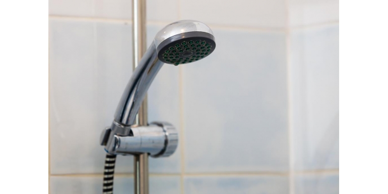 Jak odkamienić słuchawkę prysznicową? 3 sprawdzone sposoby!